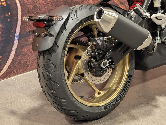 2026 Triumph Trident 800 Trident Red