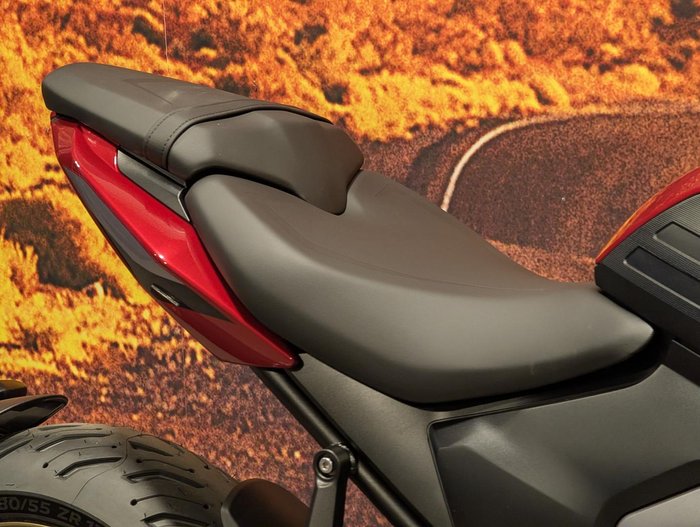 2026 Triumph Trident 800 Trident Red