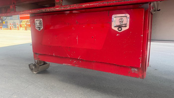 2008 Krueger 22P Drop Deck Red