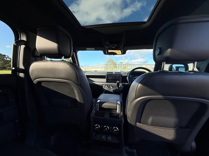 2023 Land Rover Defender 110 D300 X-Dynamic HSE
