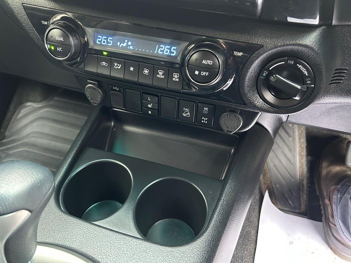 2023 Toyota Hilux SR5