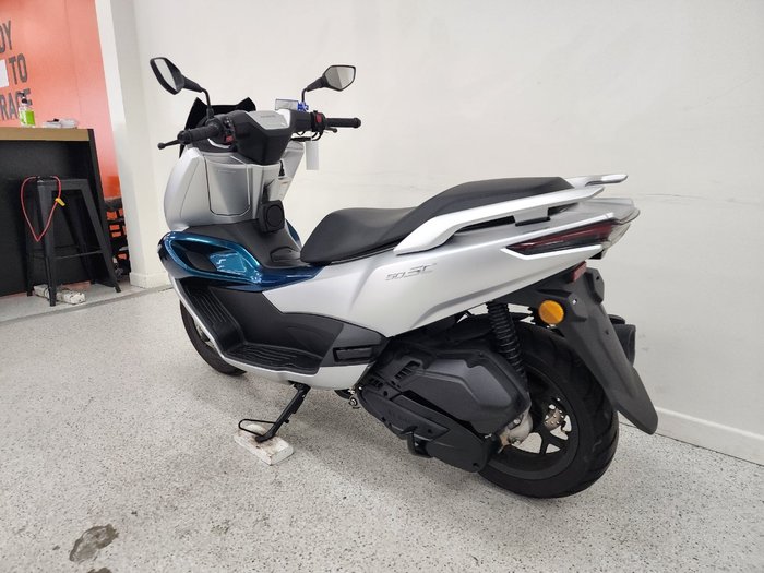 2025 CFMOTO 2025 CFMOTO 150CC 150SC Scooter ABS Silver
