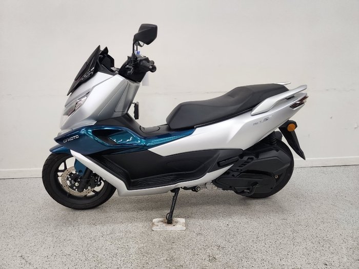 2025 CFMOTO 2025 CFMOTO 150CC 150SC Scooter ABS Silver