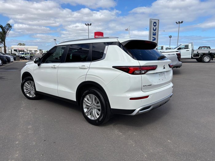 2023 Mitsubishi Outlander LS