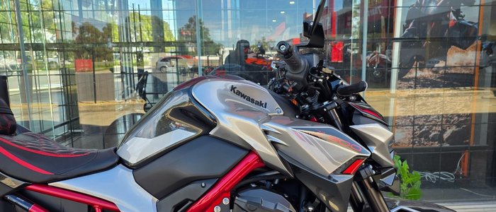 2022 Kawasaki Z900 SUPERNAKED (ZR900) SILVER