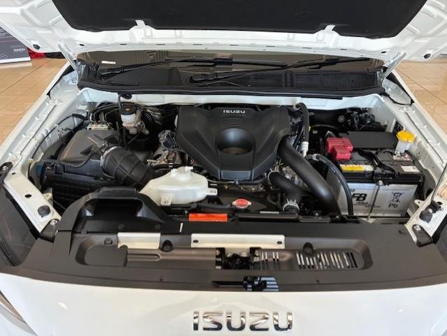 2026 Isuzu MU-X X-TERRAIN