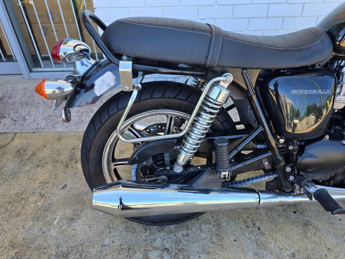 2014 Triumph BONNEVILLE Green