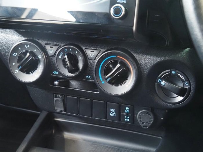 2022 Toyota Hilux SR