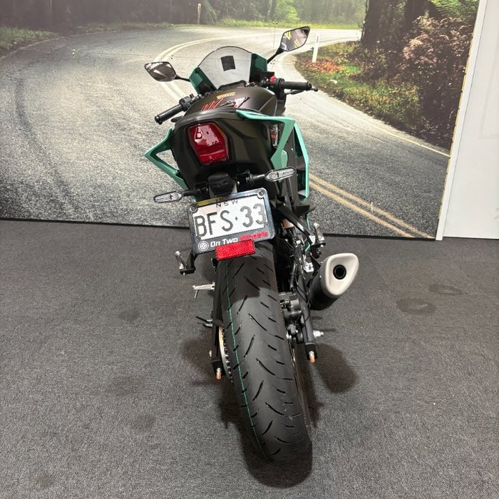 2025 Yamaha YZF-R3 Green