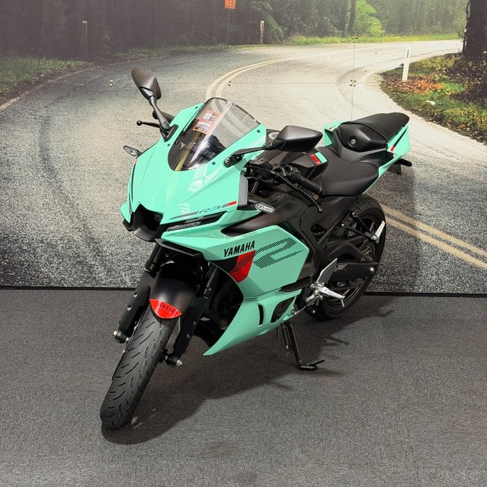 2025 Yamaha YZF-R3 Green