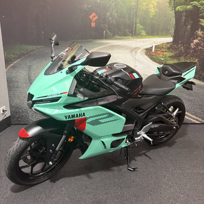 2025 Yamaha YZF-R3 Green