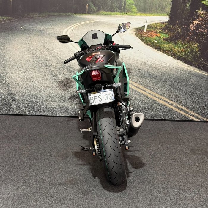 2025 Yamaha YZF-R3 Green