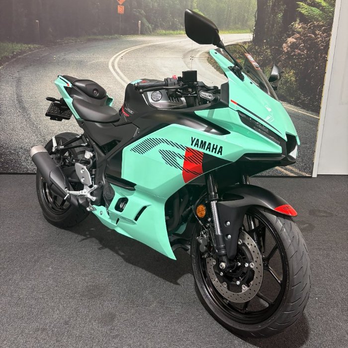 2025 Yamaha YZF-R3 Green