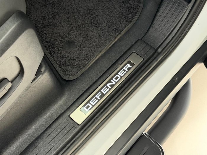 2025 Land Rover Defender 110 P400 X-Dynamic HSE