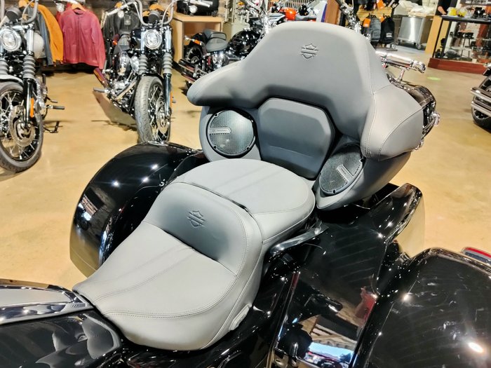 2026 HARLEY-DAVIDSON STREET GLIDE 3 (FLHLT) TRIKE VIVID BLACK