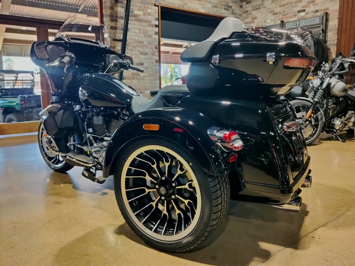 2026 HARLEY-DAVIDSON STREET GLIDE 3 (FLHLT) TRIKE VIVID BLACK