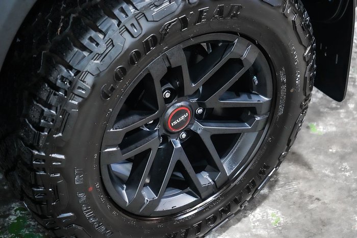 2025 Isuzu D-MAX BLADE