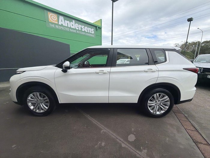 2023 Mitsubishi Outlander ES