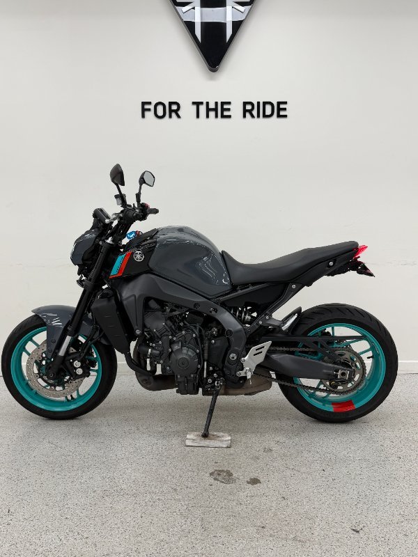 2022 YAMAHA MT-09A (MT-09) SILVER ICE/STORM GREY