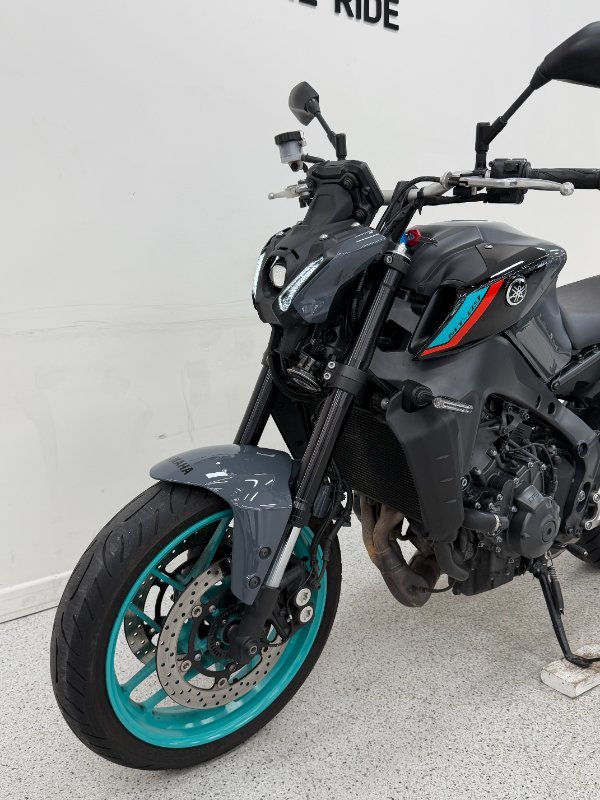 2022 YAMAHA MT-09A (MT-09) SILVER ICE/STORM GREY