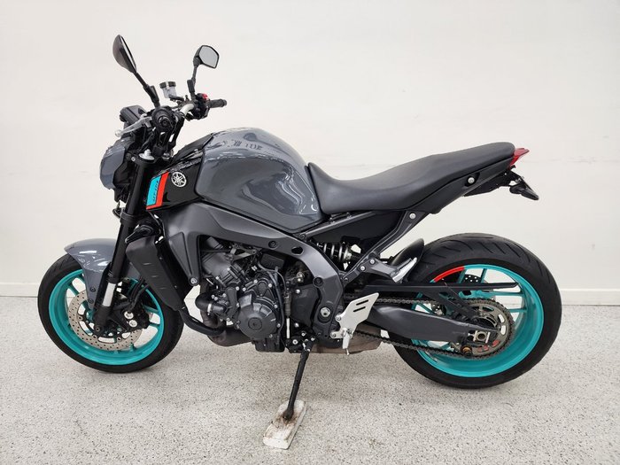 2022 YAMAHA MT-09A (MT-09) SILVER ICE/STORM GREY