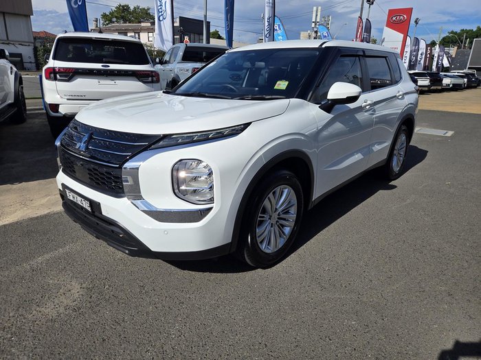 2024 Mitsubishi Outlander ES