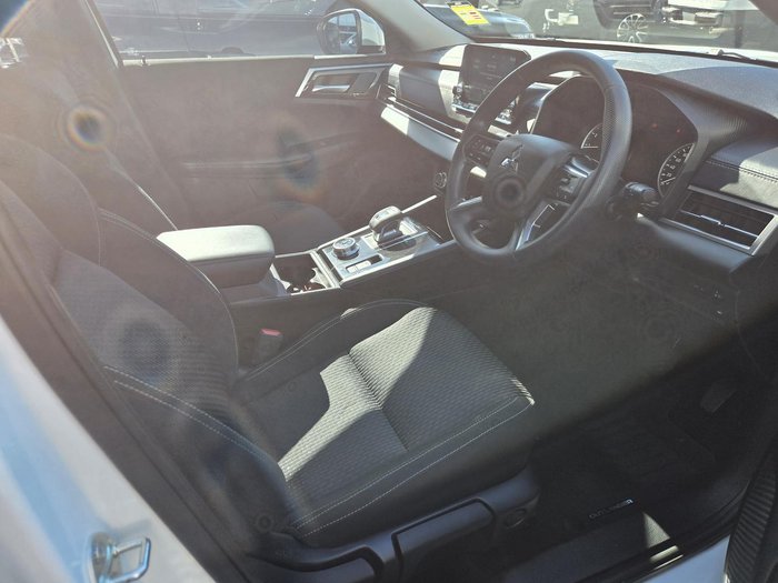 2024 Mitsubishi Outlander ES