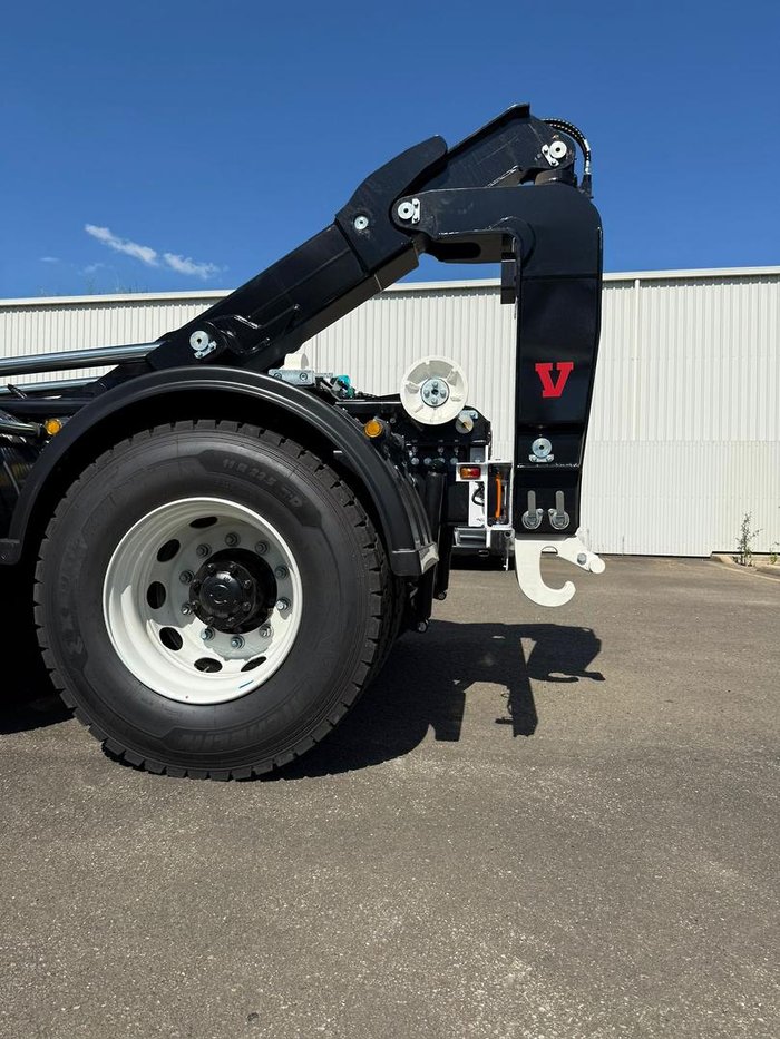 2025 Isuzu F Series FYJ 320-255 AT R60