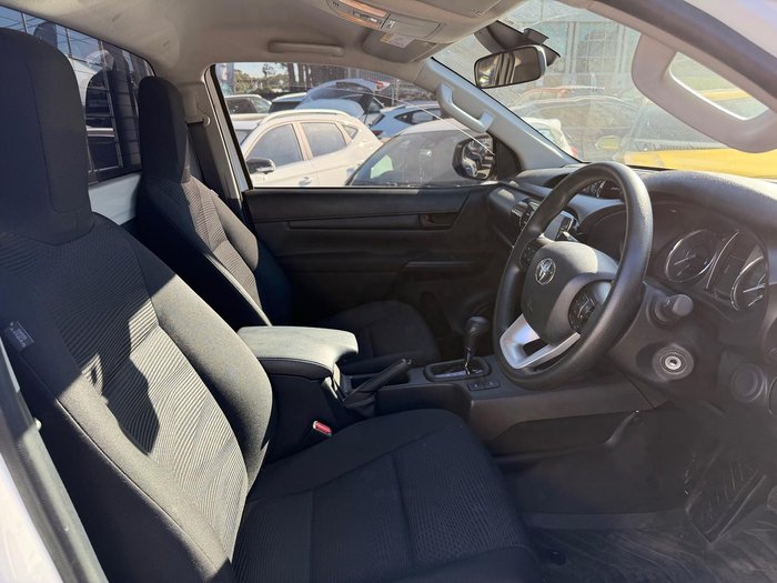 2024 Toyota Hilux SR