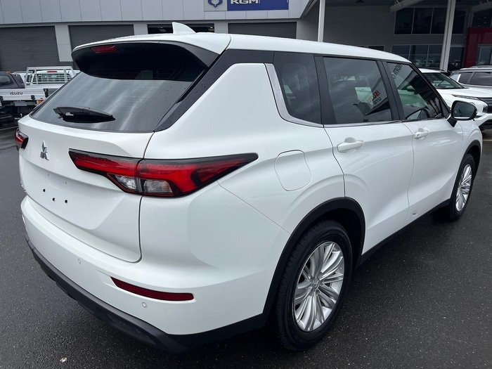 2022 Mitsubishi Outlander ES
