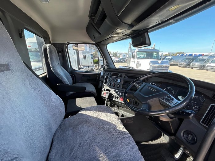 2022 Freightliner Cascadia 116 White