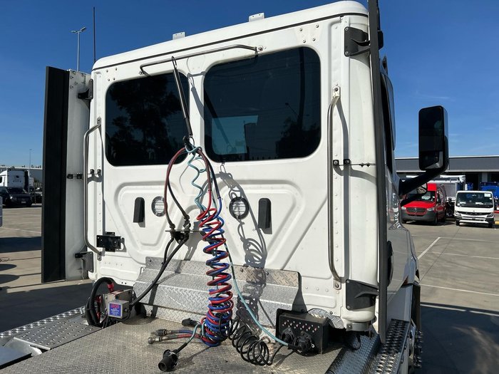2022 Freightliner Cascadia 116 White