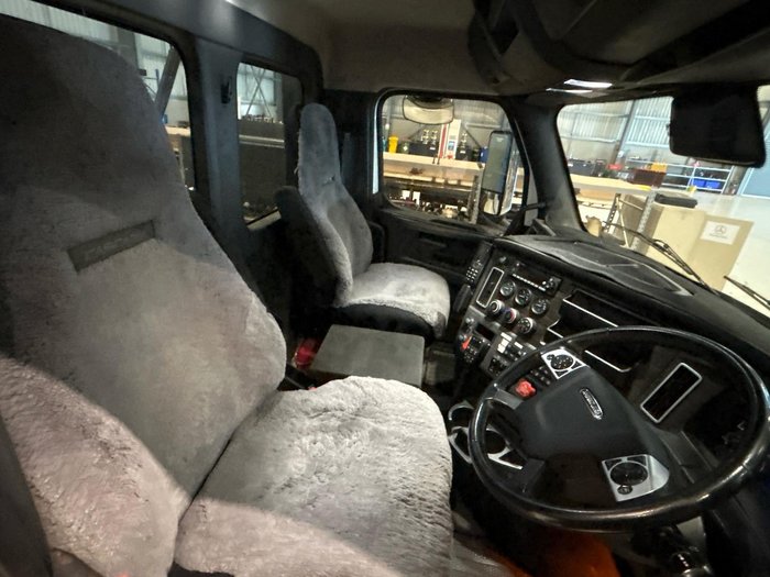 2022 Freightliner Cascadia 116 White