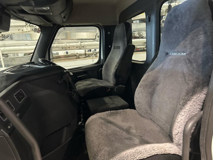 2022 Freightliner Cascadia 116 White