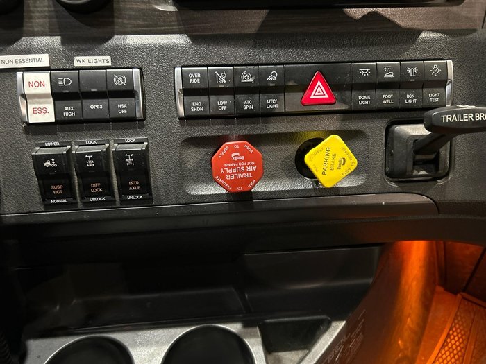 2022 Freightliner Cascadia 116 White