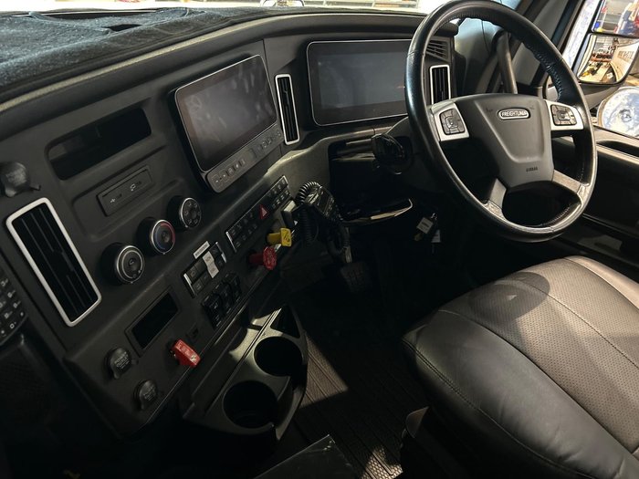 2022 Freightliner Cascadia 126 White