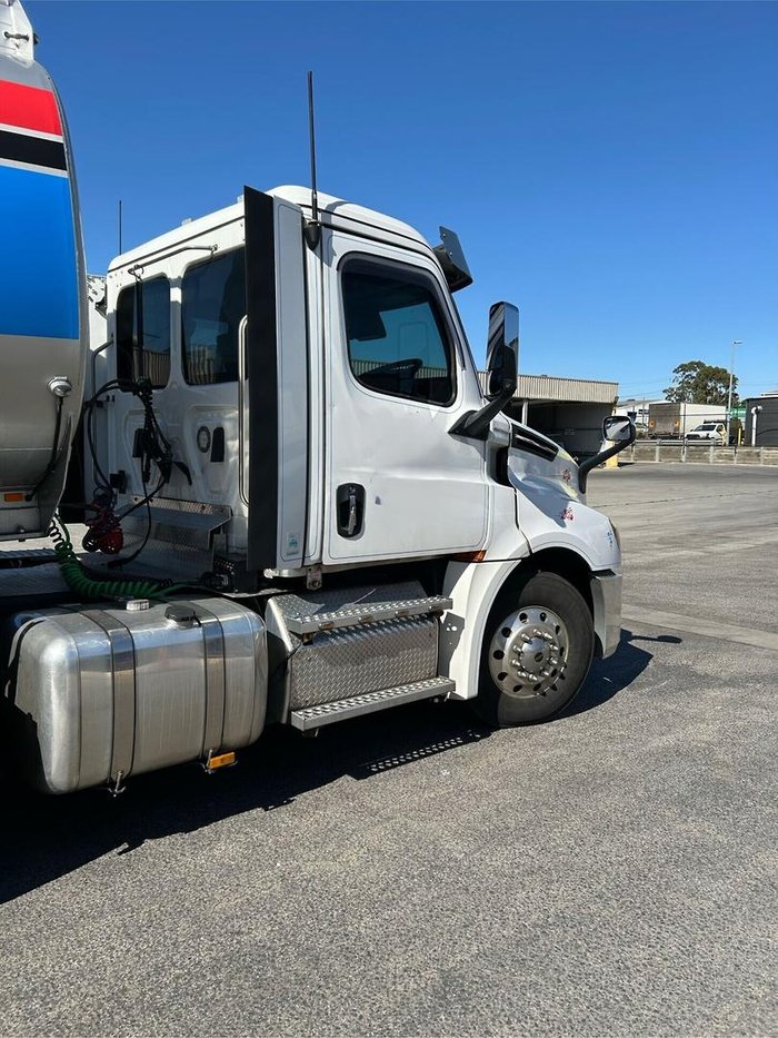 2022 Freightliner Cascadia 126 White