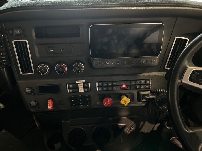 2022 Freightliner Cascadia 126 White