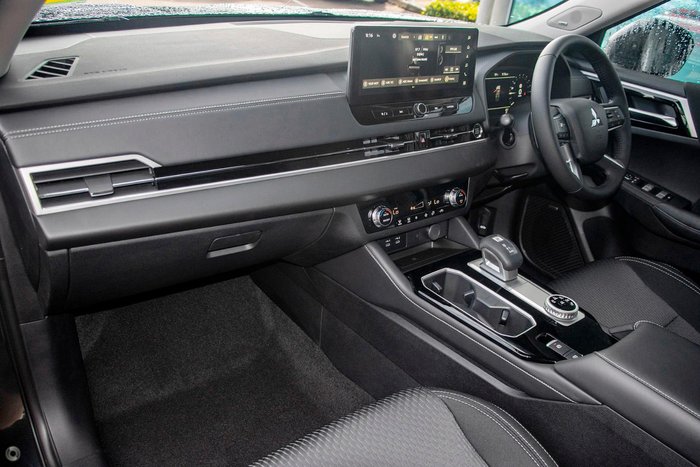 2025 Mitsubishi Outlander LS