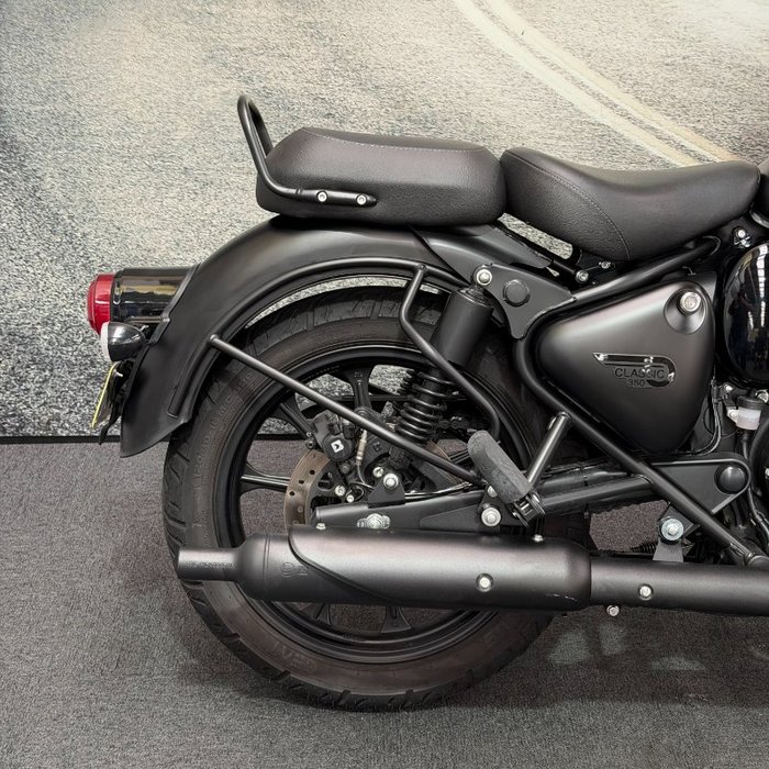 2025 Royal Enfield 2025 Royal Enfield 350CC CLASSIC 350 STEALTH BLACK Black