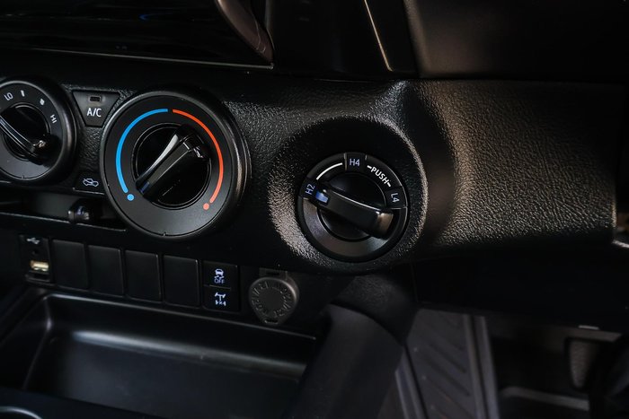 2022 Toyota Hilux SR