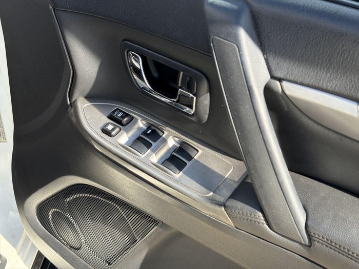 2014 Mitsubishi Pajero VR-X