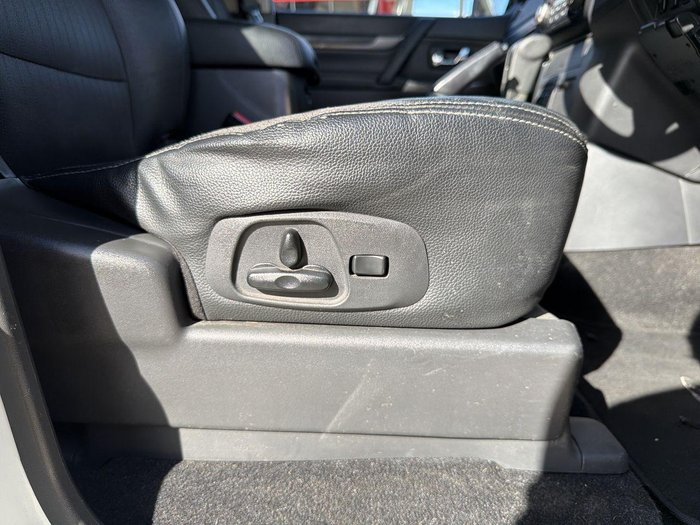 2014 Mitsubishi Pajero VR-X