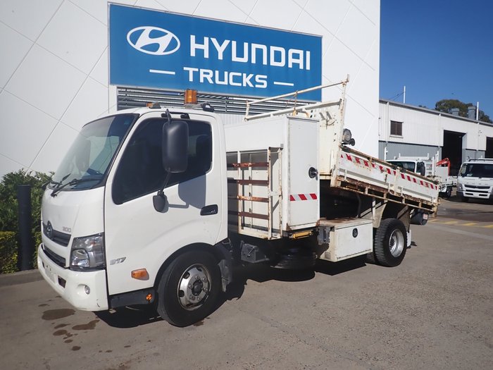 2016 HINO 300
