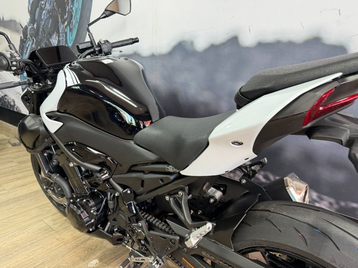 2026 Kawasaki Z900 (ZR900) WHITE