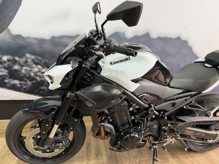 2026 Kawasaki Z900 (ZR900) WHITE