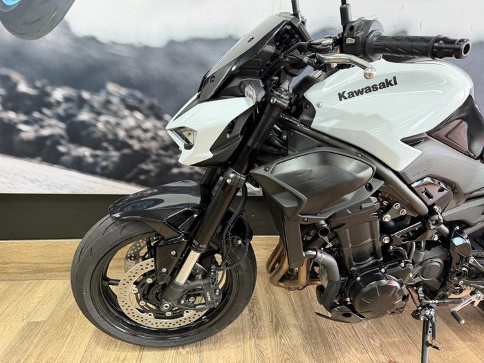 2026 Kawasaki Z900 (ZR900) WHITE