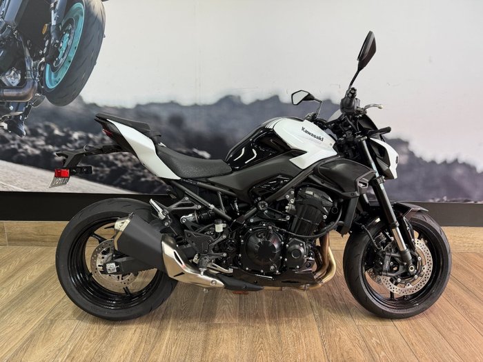 2026 Kawasaki Z900 (ZR900) WHITE