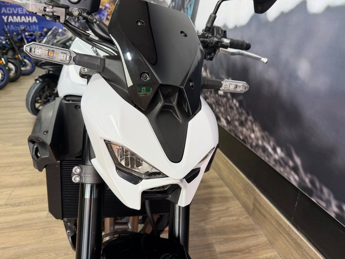 2026 Kawasaki Z900 (ZR900) WHITE
