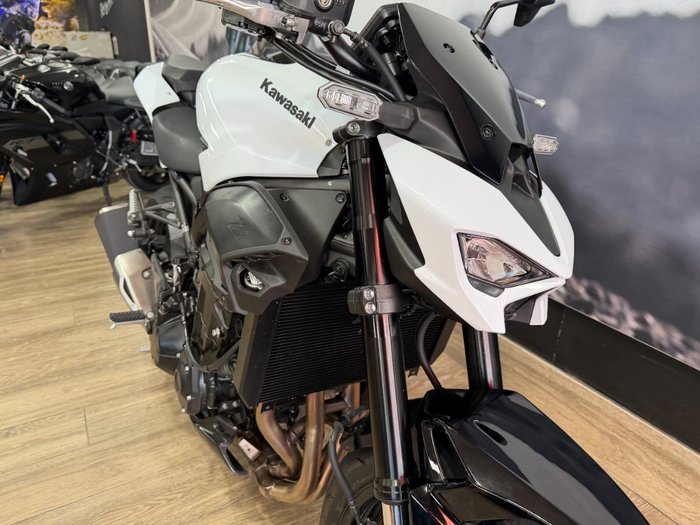2026 Kawasaki Z900 (ZR900) WHITE
